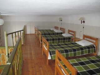 Хостелы Krimuldas Muiža Сигулда Односпальная кровать в 12-местном общем номере для мужчин и женщин-1